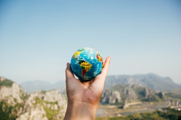 8 Healthy &amp; Safety Tips for Seniors Traveling This Summer